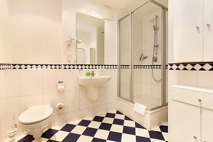 Das schöne Bad bietet Dusche und WC.