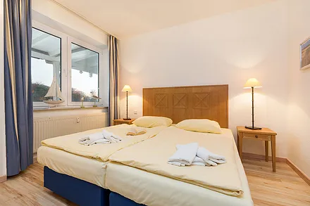 Das Schlafzimmer hat ein Doppelbett und ein zweites TV-Gerät. Beide TV-Geräte in der Fewo haben Ultra-HD-Auflösung und HbbTV, so daß man auf Ihnen auch im Internet surfen kann.