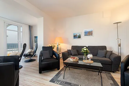 ... Meerblick aus bodentiefen Fenstern.