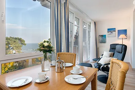 Der Eßbereich befindet sich in der Loggia mit Seeblick.