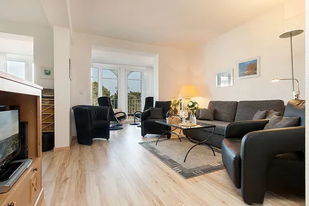 Ein 49-Zoll-Flachbild-TV mit Digital-Radio, sowie DVD-/CD-Player und kostenfreies WLAN gehören zur Ausstattung. 