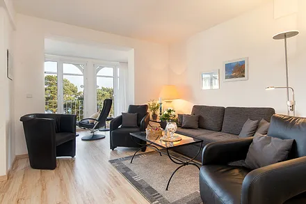 Es handelt sich um eine Nichtraucherwohnung. Raucher können gern den überdachten, sonnenseitigen Laubengang/Gemeinschaftsbalkon nutzen. 