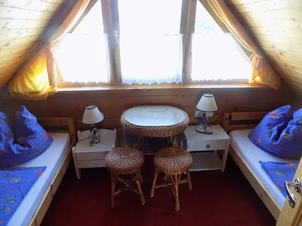 Der zweite Schlafraum mit zwei Einzelbetten