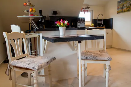 Küchenbereich mit Essecke