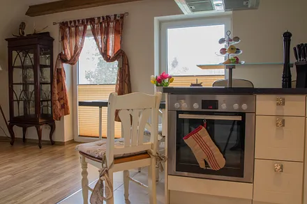 Küchenbereich mit Essecke und Zutritt zum Balkon