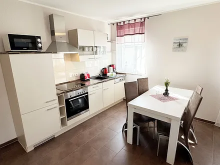 Küchenzeile mit Geschirrspüler