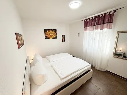 Schlafzimmer mit Doppelbett