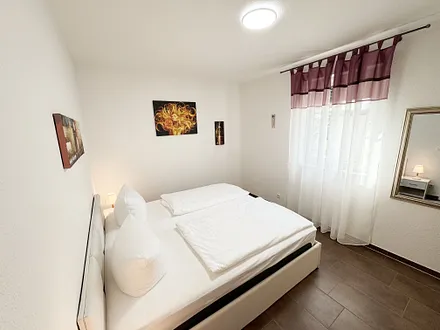 Schlafzimmer mit Doppelbett