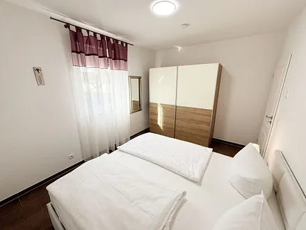 Schlafzimmer mit Doppelbett