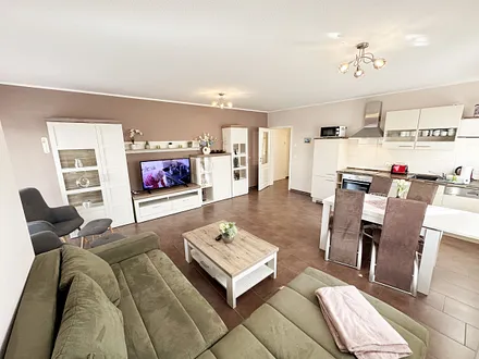 Wohnzimmer mit Essplatz und Küchenzeile