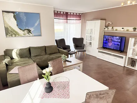 Wohnbereich mit Zugang zur Terrasse