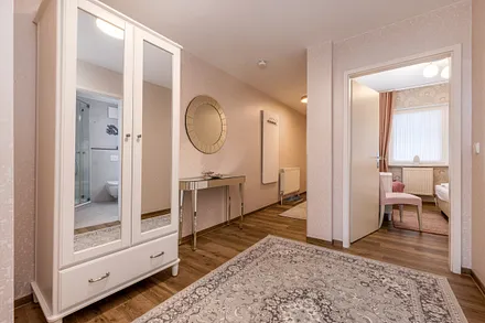 Der große Flur mit Garderobe und Kleiderschrank.