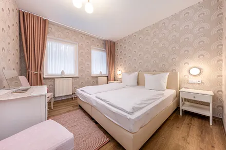 Das schöne Schlafzimmer hat ein komfortables Doppelbett (2x2m) und eine Kommode. 