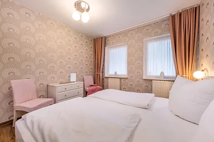 Ein Kleiderschrank steht im großen Flur.