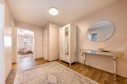 Blick vom Flur zum Wohnzimmer.