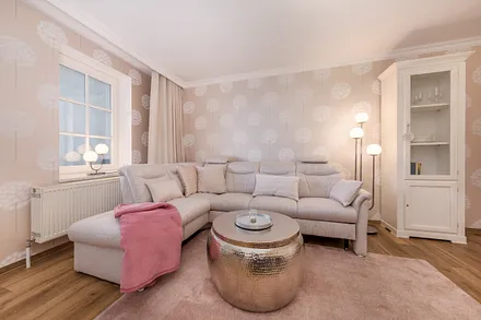 Auf der Couch kann für 1-2 Personen aufgebettet werden.