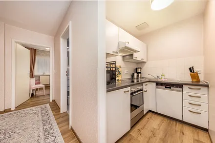 Die Küchenzeile ist komplett ausgestattet ... 