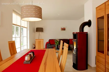 Essbereich für 6 Personen mit Kamin