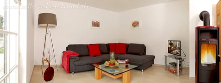 Wohnbereich mit gemütlichem Sofa und SAT/TV