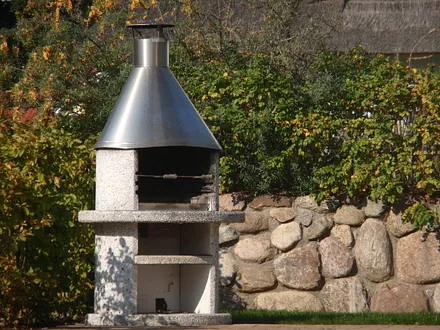 Terrasse mit Steinofengrill