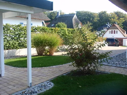 2 Pkw-Stellplätze vor dem Ferienhaus