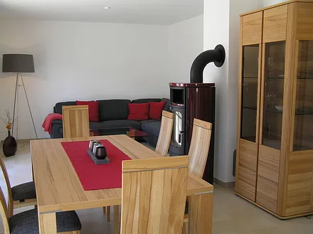 offener Wohn- und Essbereich mit Kamin