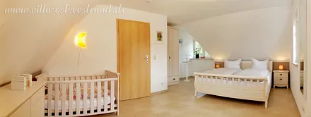 Schlafzimmer mit Doppel- und Kinderbett (bis 4 Jahre); Doppelbett 180 x 200 im OG