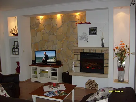 Natursteinwand mit Sandsteinkamin