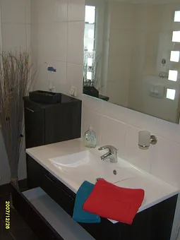 6 m² großes Tageslichtbad mit komfortablen Waschbereich und Dusche 