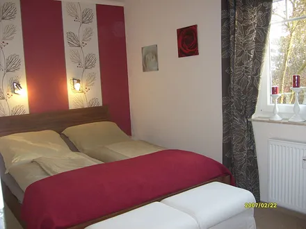 Schlafzimmer mit komfortablen Doppelbett