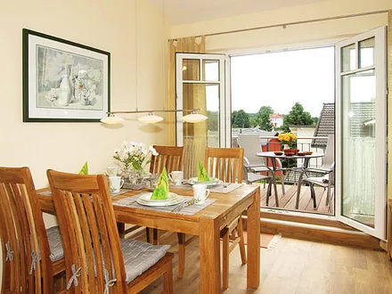 Eßbereich mit Zugang zum Balkon