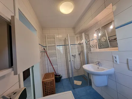 Tageslichtbad mit ebenerdiger Dusche