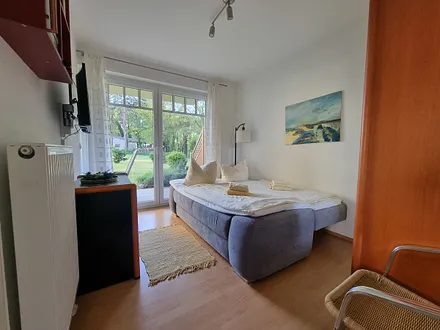 2. Schlafzimmer mit Schlafsofa und Fernseher