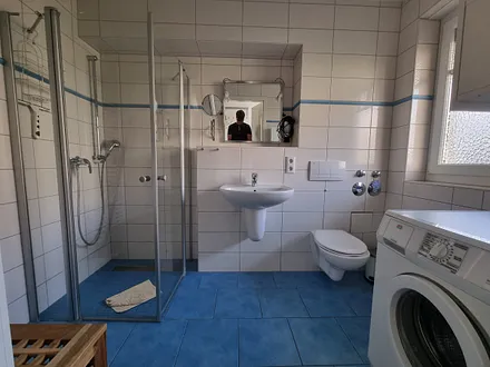 Tageslichtbad mit Dusche/WC und Waschmaschine