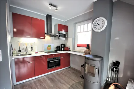 Küchenzeile und Echtholzkamin