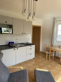 Wohn-und Küchenbereich mit Zutritt auf die Terrasse