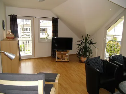 Wohnbereich mit Zutritt zum Balkon