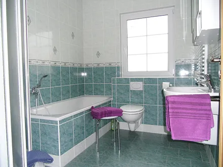 Badezimmer mit Dusche und Badewanne