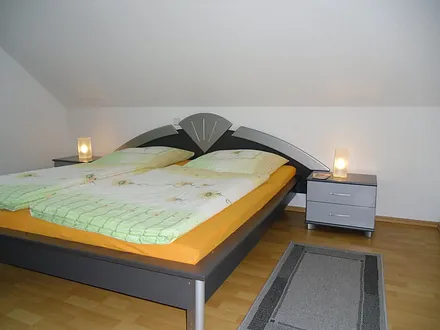 Schlafzimmer mit großem Kleiderschrank