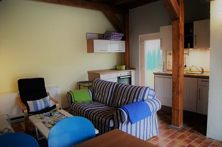 Blick in den Wohn-/Essraum mit offener Küche