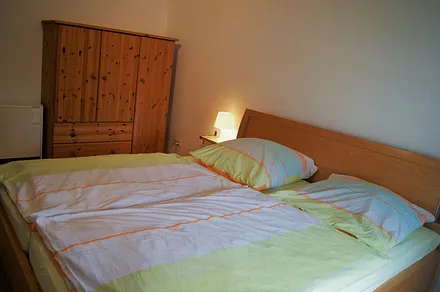 Das Schlafzimmer 1 mit Doppelbett