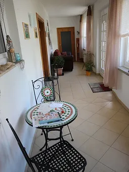 Im Eingangsbereich unseres Hauses können Sie sich auch gerne aufhalten. Hier haben wir Spiele und Bücher bereit gestellt.