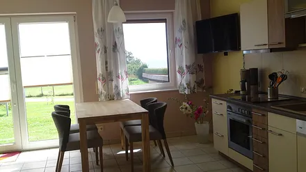 Zu jeder Mahlzeit genießen Sie den beruhigenden Blick auf das Wasser.