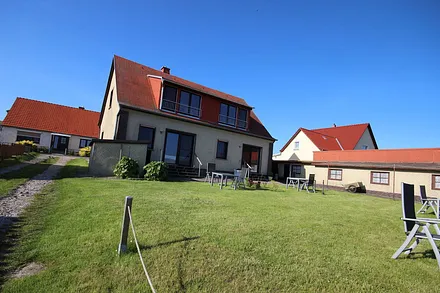 Auf unserer Terrasse im Grünen finden Sie ausreichend Sitzgelegenheiten. Sonnenschirme und Grill stehen für Sie bereit.
