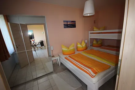 Im Schlafzimmer befinden sich ein Doppel- und ein Etagenbett. Das Kinderbettchen hat auch noch Platz.