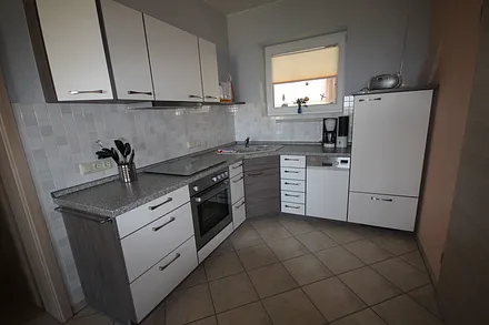 Unser Küchenbereich mit Geschirrspüler u.a.