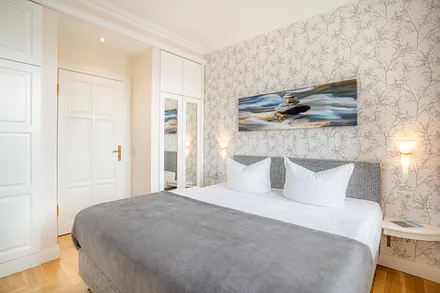 Schlafzimmer mit Doppelbett