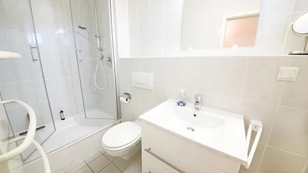 Modernes Bad mit Fenster, Dusche/WC und Handtuchheizkörper