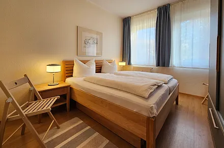 Schlafzimmer mit Doppelbett & großen Kleiderschrank