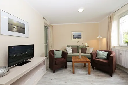 Wohnbereich mit Couch und Schlaffunktion für 1 Person